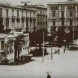Ma tantissimi sono gli edifici meno conosciuti che hanno avuto un simile destino. Iniziamo da piazza Moro, anzi piazza Roma, come era chiamata ai primi del 900. Nella piccola piazzetta alberata davanti all�attuale sede delle Ferrovie del nord barese, sorgeva il primo albergo diurno della citt�...